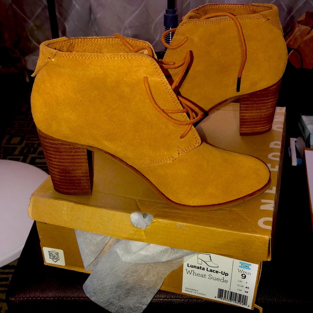 - Toms size 9 Wheat Suede lace up